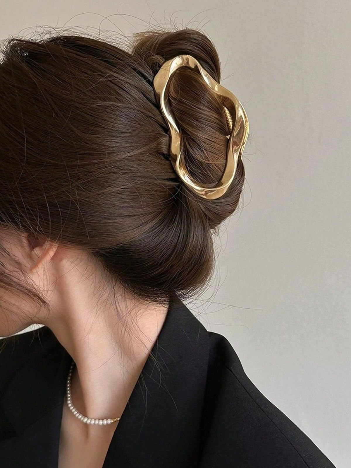 Chic Gold Hair Claw - Image 2